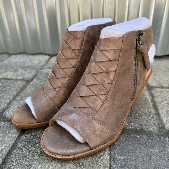 NIB SOFFT MCKENNA SANDAL IN SMOKE SUEDE - Picture 3 of 7